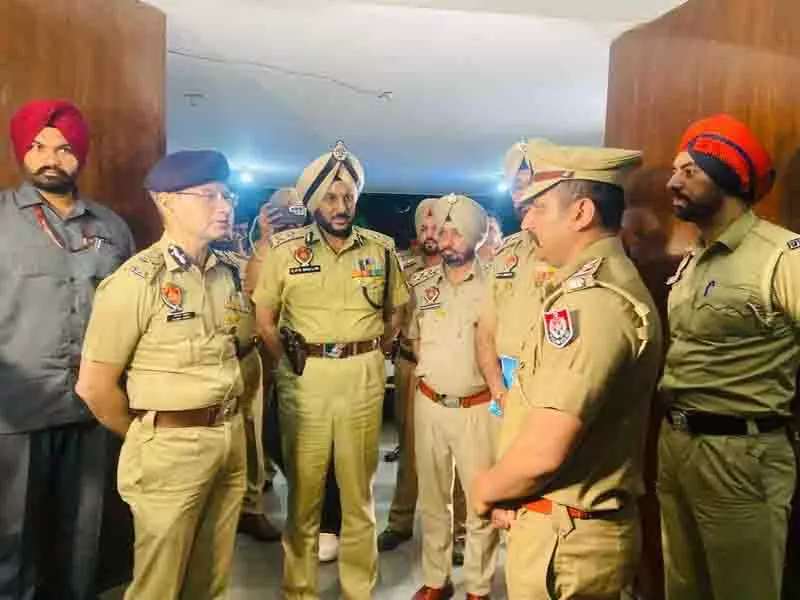 Punjab DGP ने अमृतसर में रात्रिकालीन अभियान का निरीक्षण किया Punjab DGP ने अमृतसर में रात्रिकालीन अभियान का निरीक्षण किया