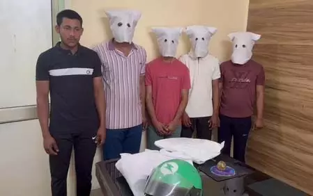 Gurugram में मेडिकल स्टोर के कर्मचारियों को बंदूक की नोक पर लूटने के आरोप में पांच गिरफ्तार Gurugram में मेडिकल स्टोर के कर्मचारियों को बंदूक की नोक पर लूटने के आरोप में पांच गिरफ्तार