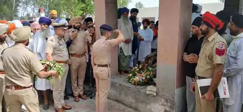 Punjab पुलिस के बहादुर जवान के अंतिम संस्कार में सैकड़ों लोग शामिल हुए Punjab पुलिस के बहादुर जवान के अंतिम संस्कार में सैकड़ों लोग शामिल हुए