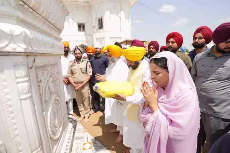 बैसाखी पर Punjab, हरियाणा के गुरुद्वारों में श्रद्धालु पूजा-अर्चना करते बैसाखी पर Punjab, हरियाणा के गुरुद्वारों में श्रद्धालु पूजा-अर्चना करते