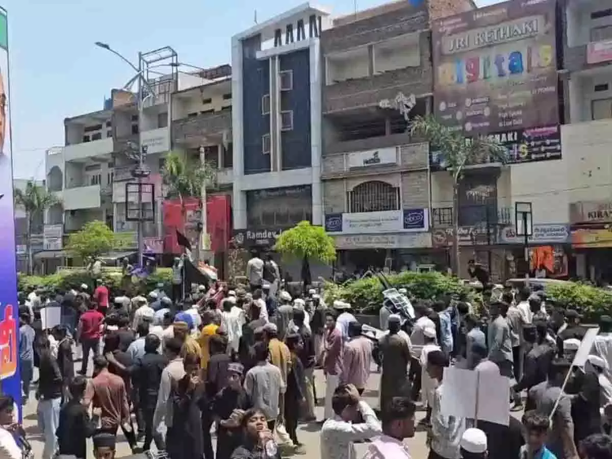 Hyderabad में वक्फ संशोधन अधिनियम के खिलाफ बड़े पैमाने पर विरोध प्रदर्शन Hyderabad में वक्फ संशोधन अधिनियम के खिलाफ बड़े पैमाने पर विरोध प्रदर्शन