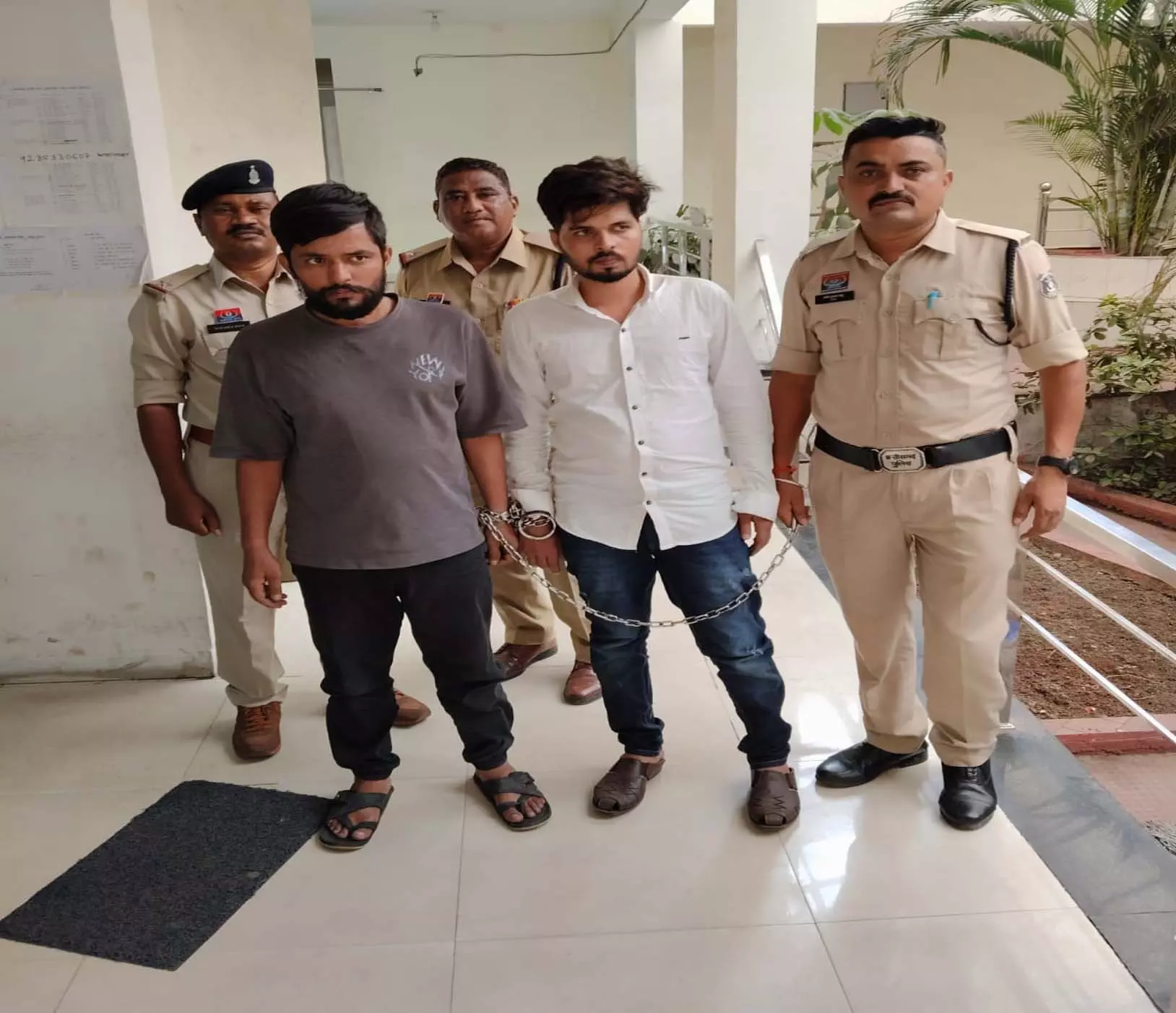 रायपुर में हेरोइन बेचने की तैयारी में थे दो युवक, पुलिस ने रंगे हाथ पकड़ा रायपुर में हेरोइन बेचने की तैयारी में थे दो युवक, पुलिस ने रंगे हाथ पकड़ा
