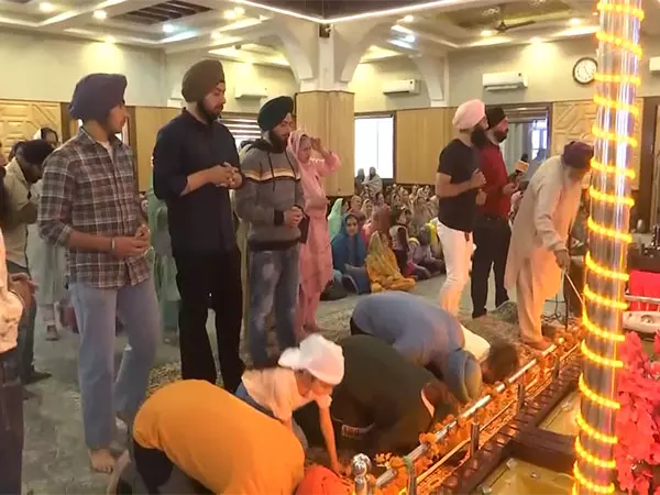 जम्मू-कश्मीर: एकता के साथ मनाई गई Baisakhi, शांति की प्रार्थना जम्मू-कश्मीर: एकता के साथ मनाई गई Baisakhi, शांति की प्रार्थना