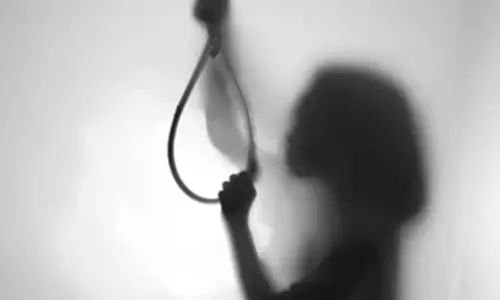 छत में छात्रा ने लगाई फांसी, नाराज थी मां के व्यवहार से