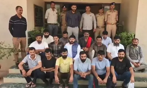 गुजरात एटीएस ने नकली आर्म्स लाइसेंस रैकेट का किया भंडाफोड़, अब तक 40 आरोपी गिरफ्तार गुजरात एटीएस ने नकली आर्म्स लाइसेंस रैकेट का किया भंडाफोड़, अब तक 40 आरोपी गिरफ्तार