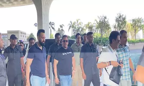 मुंबई एयरपोर्ट पर दिखे Salman Khan, पैपराज़ी को देखकर मुस्कुराए