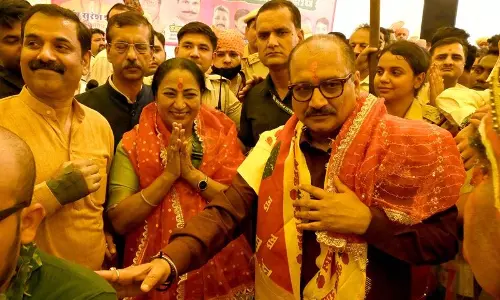 Delhi:  रेखा ने हनुमान मंदिर में पूजा-अर्चना की, शुभकामनाएं दीं