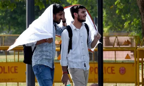 Delhi: प्रतिकूल मौसम के कारण 2 की मौत Delhi: प्रतिकूल मौसम के कारण 2 की मौत