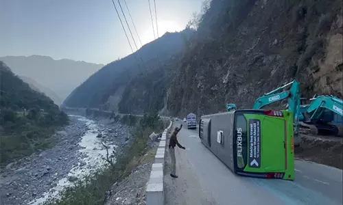 Himachal: कसोल जा रही पर्यटक बस पलटी, 31 घायल