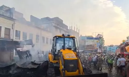 लगी भीषण आग, 9 दुकानें जलकर खाक