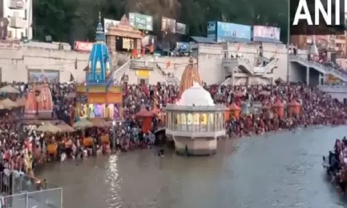 Uttarakhand: श्रद्धालुओं ने हरिद्वार में बैसाखी पर प्रार्थना की, पवित्र स्नान किया