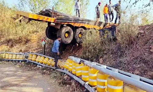 Himachal Pradesh: लोहे की छड़ों से लदा ट्रॉला क्रैश बैरियर तोड़कर खाई में गिरा