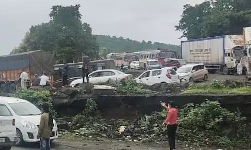 Indore : दो ट्रक खराब होने से खंडवा रोड पर 7 किलोमीटर लंबा ट्रैफिक जाम Indore : दो ट्रक खराब होने से खंडवा रोड पर 7 किलोमीटर लंबा ट्रैफिक जाम