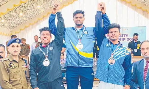 Andhra के युवा भारोत्तोलक ने सीमाओं को लांघकर पदक जीते