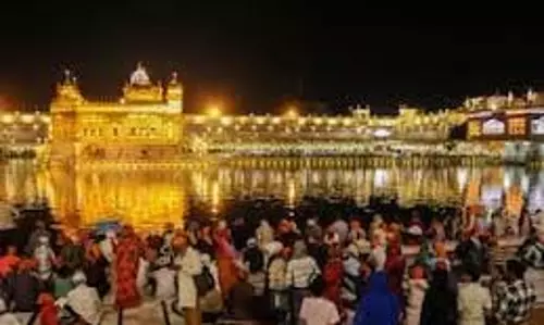 Punjab : बैसाखी के अवसर पर स्वर्ण मंदिर में उमड़ी श्रद्धालुओं की भीड़