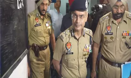 Punjab DGP ने रात्रिकालीन निगरानी अभ्यास के तहत अमृतसर में पुलिस थानों का निरीक्षण किया Punjab DGP ने रात्रिकालीन निगरानी अभ्यास के तहत अमृतसर में पुलिस थानों का निरीक्षण किया