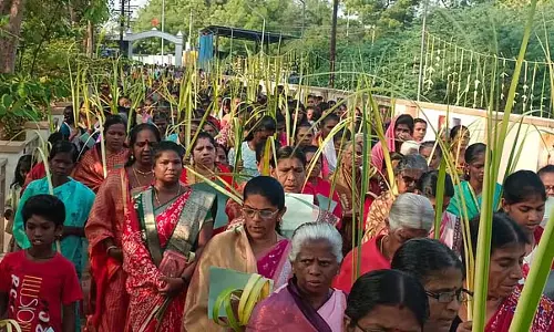 ईसाइयों ने पाम संडे के अवसर पर ताड़ के पत्ते लेकर जुलूस निकाला ईसाइयों ने पाम संडे के अवसर पर ताड़ के पत्ते लेकर जुलूस निकाला