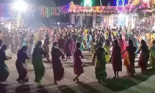 Tamil Nadu : अन्नावासल के निकट एक मंदिर में ढोल बजाकर पूजा करती महिलाएं
