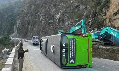 Himachal : पहाड़ी से टकराकर वोल्वो बस सड़क पर पलटी, पर्यटक घायल