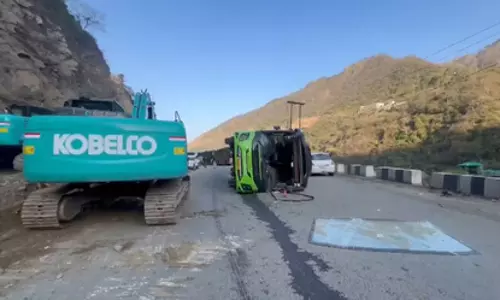 हाईवे पर पलटी पर्यटक बस, 31 यात्री घायल, देखें मंजर हाईवे पर पलटी पर्यटक बस, 31 यात्री घायल, देखें मंजर
