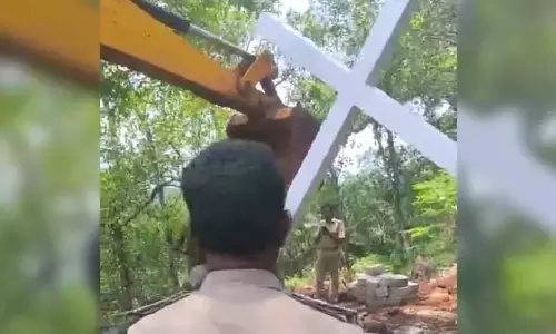 वन विभाग द्वारा थोम्मनकुथिल में स्थापित क्रॉस को ध्वस्त कर दिया गया वन विभाग द्वारा थोम्मनकुथिल में स्थापित क्रॉस को ध्वस्त कर दिया गया