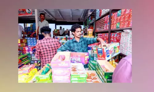 Kerala: मोर, मार्को और कंथारा ने विशु के लिए पटाखा बाजार पर कब्जा कर लिया