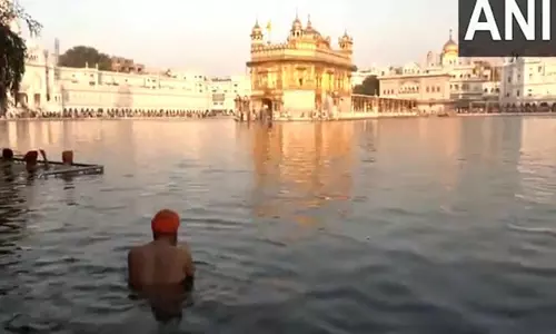 बैसाखी के अवसर पर Amritsar में श्री हरमंदिर साहिब में श्रद्धालुओं की भीड़ उमड़ी