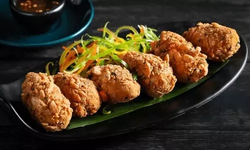 Momos: घर पर ही बनाएं स्ट्रीट स्टाइल कुरकुरे मोमोज