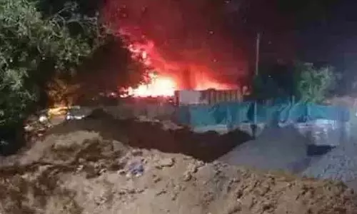 Bengaluru : आकस्मिक आग में 20 से अधिक शेड जलकर खाक Bengaluru : आकस्मिक आग में 20 से अधिक शेड जलकर खाक