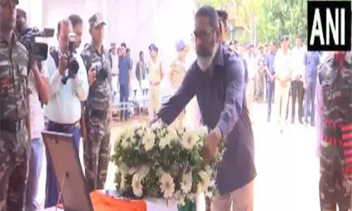 Jharkhand CM और राज्यपाल संतोष कुमार ने शहीद जवान को श्रद्धांजलि दी Jharkhand CM और राज्यपाल संतोष कुमार ने शहीद जवान को श्रद्धांजलि दी