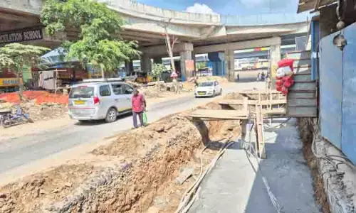 राजमार्ग विभाग दुर्घटनाओं से बचने के लिए SWD निर्माण क्षेत्र में बैरिकेड लगाए