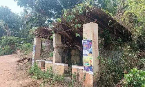 कलेक्टर के समक्ष शिकायत दर्ज कराई गई; बस शेल्टर खतरे में कलेक्टर के समक्ष शिकायत दर्ज कराई गई; बस शेल्टर खतरे में