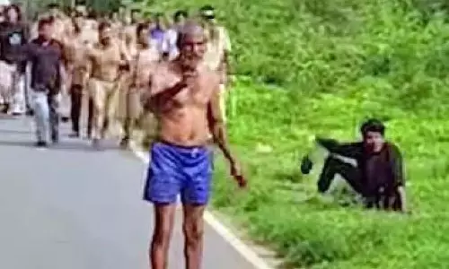 पिता-पुत्र शराब पीकर सड़क पर निकले ; पांच वाहनों की खिड़कियां टूट गई