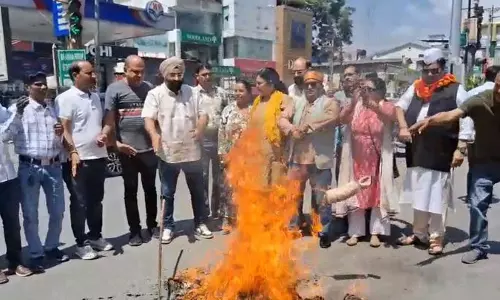Dehradun: बढ़ती महंगाई को लेकर कांग्रेस का हल्लाबोल, उग्र आंदोलन की दी चेतावनी