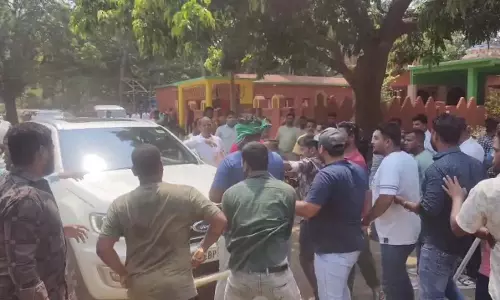 Odisha : पूर्व विधायक प्रणब बालाबंताराय की गाड़ी पर हमला