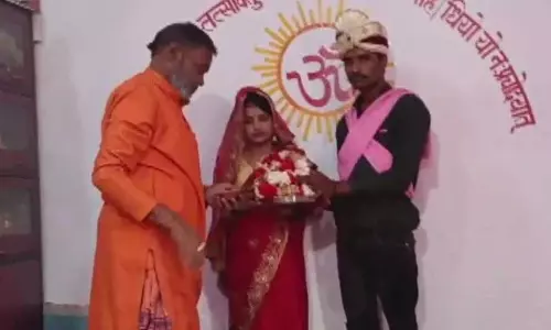 मुस्लिम युवती ने हिंदू बॉयफ्रेंड संग लिए सात फेरे, पुलिस से सुरक्षा की गुहार लगाई मुस्लिम युवती ने हिंदू बॉयफ्रेंड संग लिए सात फेरे, पुलिस से सुरक्षा की गुहार लगाई