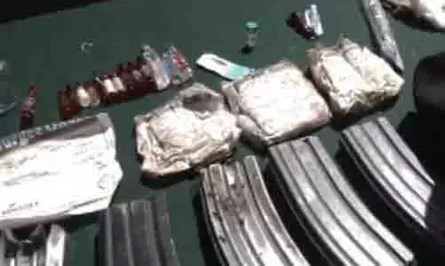 किश्तवाड़ मुठभेड़ के बाद सुरक्षा बलों ने की राइफलें, दवाइयां जब्त किश्तवाड़ मुठभेड़ के बाद सुरक्षा बलों ने की राइफलें, दवाइयां जब्त
