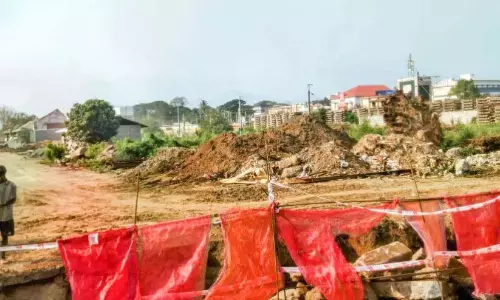 पिट लाइन का निर्माण अभी आधा भी पूरा नहीं हुआ ; रेलवे ने कहा ठेकेदार की विफलता