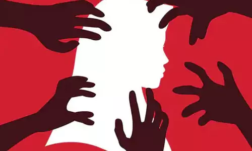युवती के साथ सामूहिक दुष्कर्म, घूमने गई थी मंगेतर के साथ