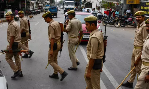UP: जमीन विवाद में दो प्रॉपर्टी डीलरों ने महिला की गला घोंटकर हत्या की, शव को जलाया