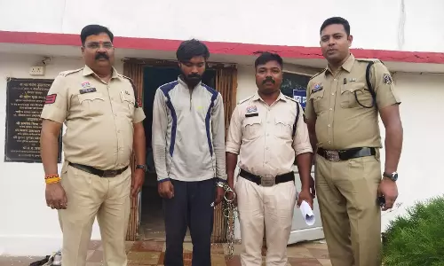 डीडी नगर में शराब बेचने वाला युवक गिरफ्तार डीडी नगर में शराब बेचने वाला युवक गिरफ्तार