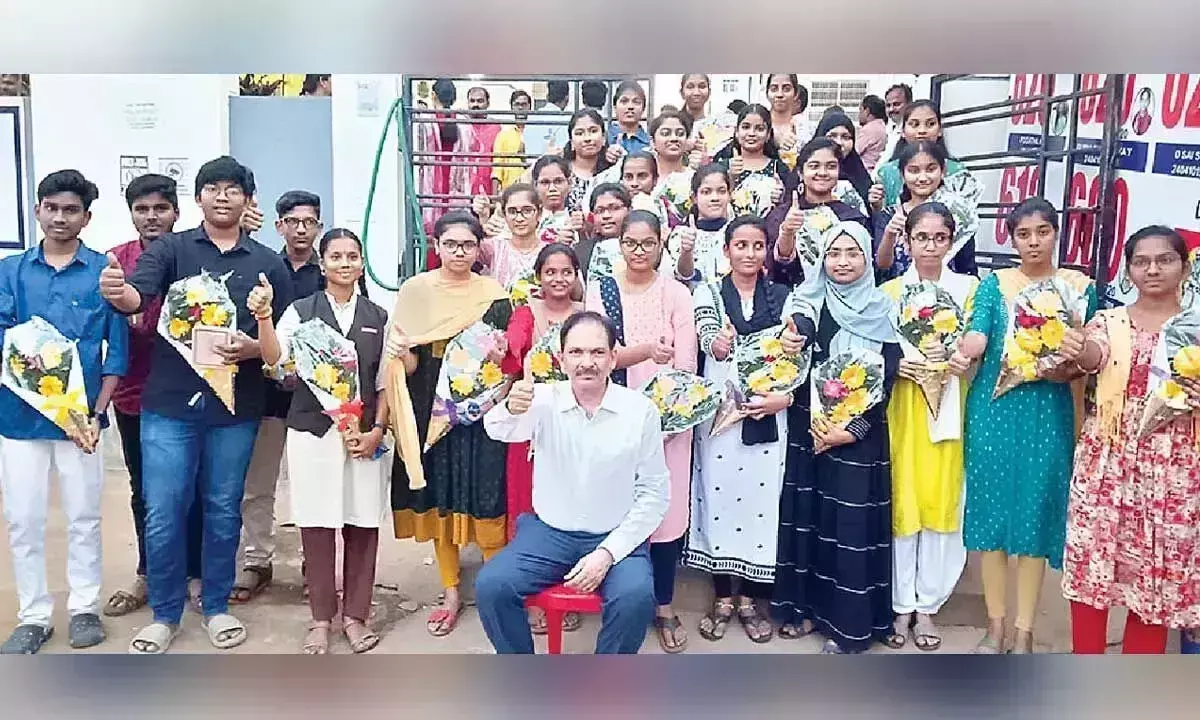 Andhra: विश्वसाई जूनियर कॉलेज के छात्रों ने सर्वोच्च अंक प्राप्त किए Andhra: विश्वसाई जूनियर कॉलेज के छात्रों ने सर्वोच्च अंक प्राप्त किए