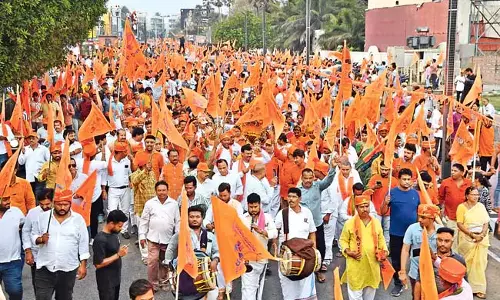 Andhra : हनुमान शोभा यात्रा में बड़ी संख्या में श्रद्धालुओं ने भाग लिया