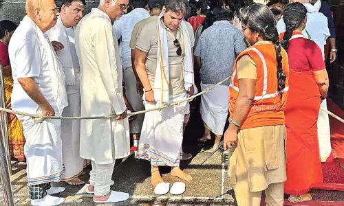 Tirumala: श्रीवारी के दर्शन करने आए भक्त डिस्पोजेबल जूते पहनकर मंदिर के प्रवेश द्वार पर पहुंच गए