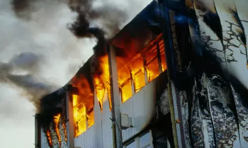 Breaking: पटाखा फैक्ट्री में आग लगने से 8 की मौत, 7 घायल Breaking: पटाखा फैक्ट्री में आग लगने से 8 की मौत, 7 घायल