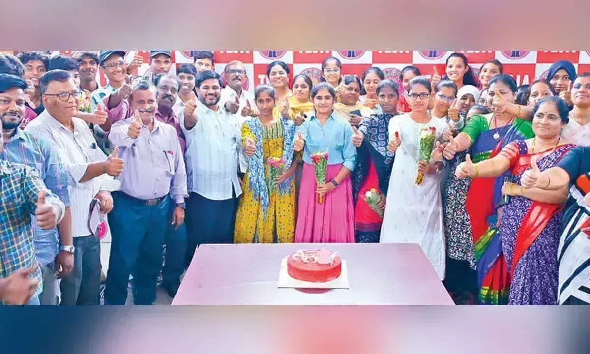 Andhra: इंटर रिजल्ट में तेजा जूनियर कॉलेज के छात्र अव्वल
