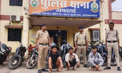 खमतराई ओव्हर ब्रिज के पास बाइक बेचने खड़ा था युवक, पकड़े जाने पर चोर गैंग का हुआ भंडाफोड़ खमतराई ओव्हर ब्रिज के पास बाइक बेचने खड़ा था युवक, पकड़े जाने पर चोर गैंग का हुआ भंडाफोड़