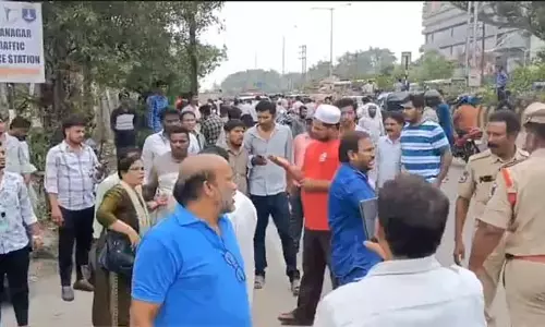 Hyderabad: आरटीसी बस के नीचे गिरने से एक व्यक्ति की मौत