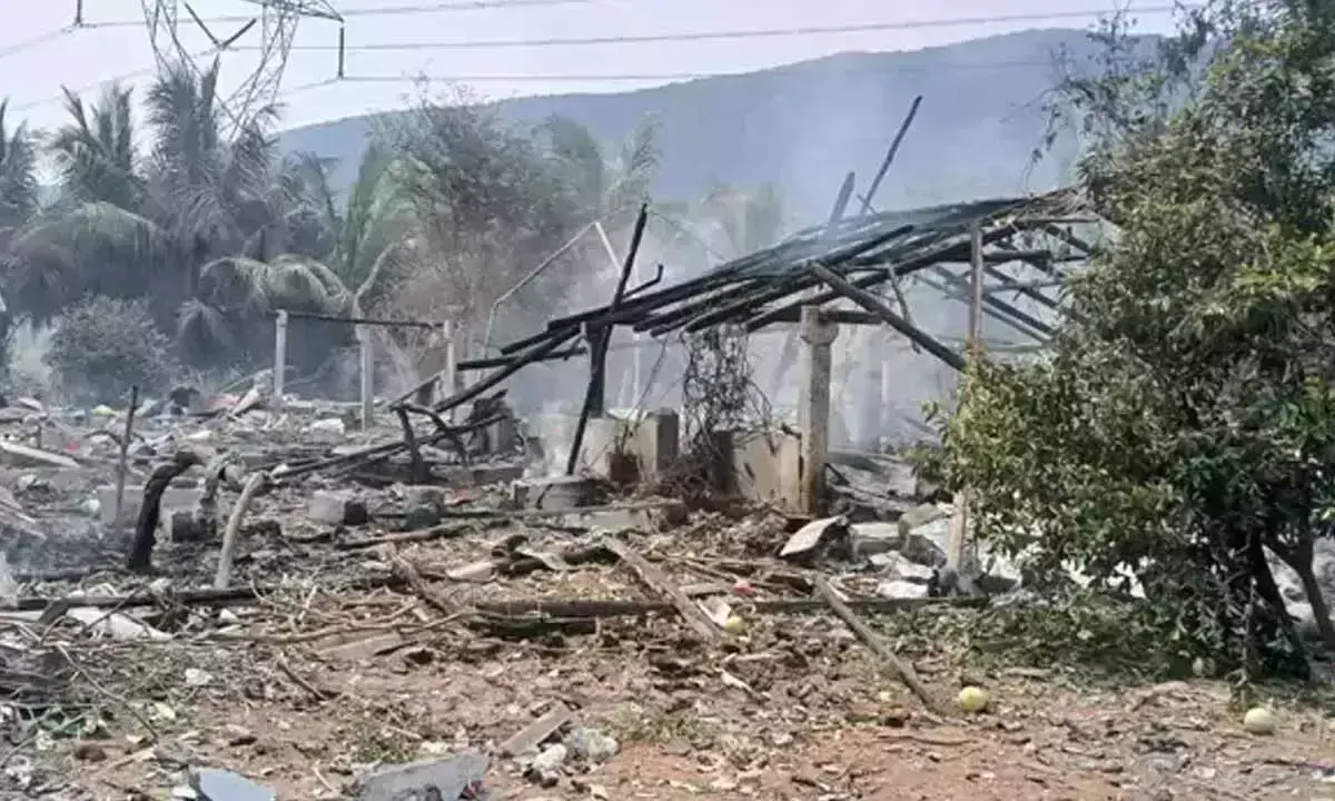 Anakapalle के कैलासपट्टनम में एक फैक्ट्री में आग लगने से छह लोगों की मौत Anakapalle के कैलासपट्टनम में एक फैक्ट्री में आग लगने से छह लोगों की मौत