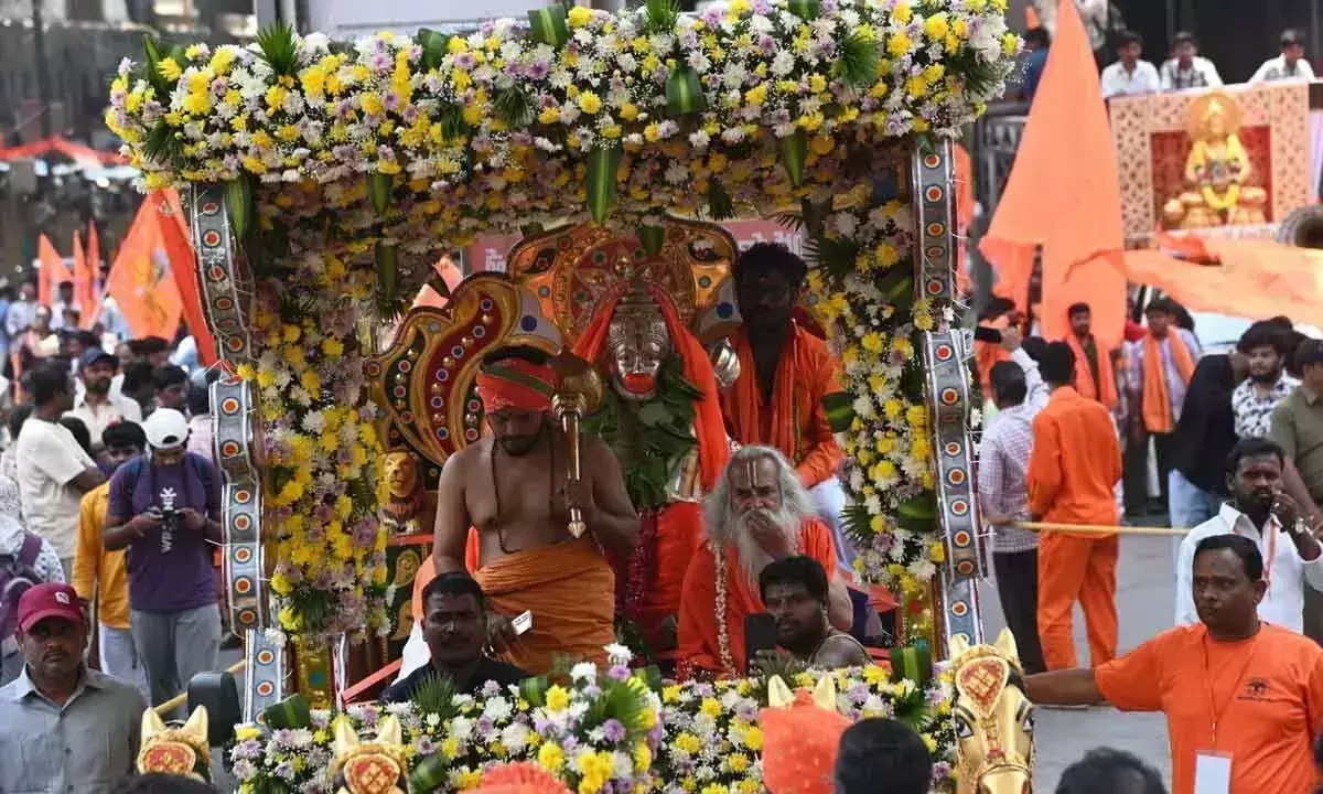 Telangana: भक्तों ने शहर को भगवा रंग में रंगा Telangana: भक्तों ने शहर को भगवा रंग में रंगा